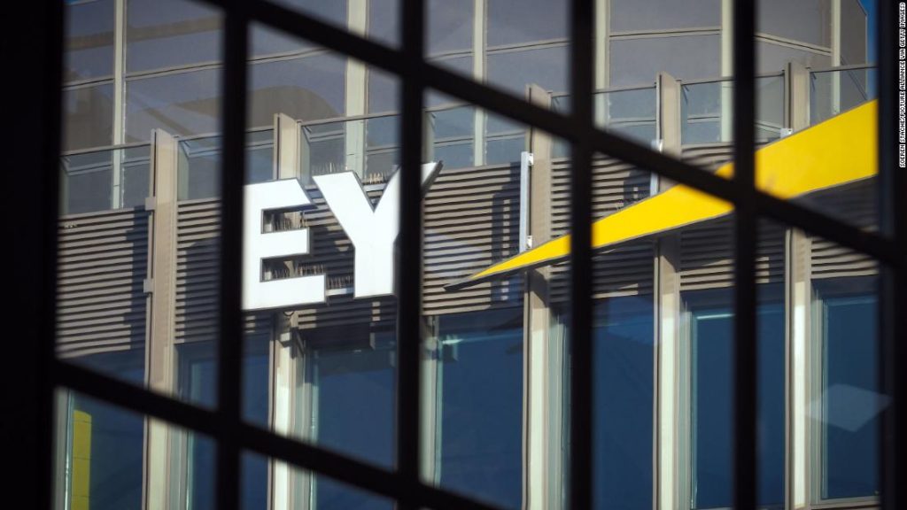 Ernst & Young muss 100 Millionen Dollar Strafe zahlen, nachdem Mitarbeiter bei CPA-Prüfungen geschummelt haben