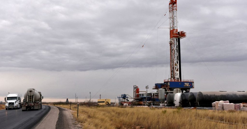 Öl steigt, nachdem Saudi-Arabien die Rohölpreise erhöht hat