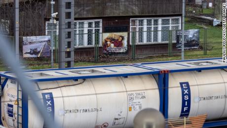 Bilder von Russlands Krieg in der Ukraine werden entlang des Bahnhofs gezeigt, während Züge von Moskau nach Kaliningrad fahren, als Teil eines litauischen Protests gegen die Invasion.