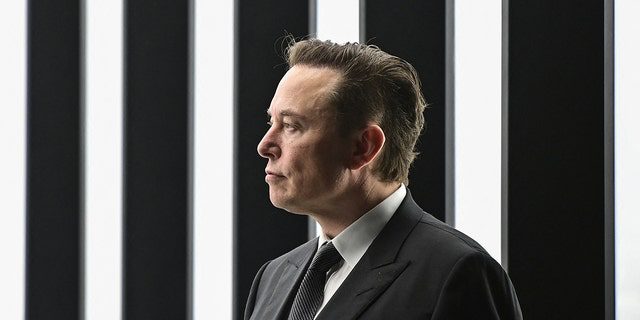 Tesla-CEO Elon Musk ist beim Start der Produktion bei Tesla zu sehen "Giga-Fabrik" Am 22. März 2022 in Grünheide, südöstlich von Berlin.  (Foto von Patrick Pleul/Pool/AFP) (Foto von PATRICK PLEUL/POOL/AFP über Getty Images)