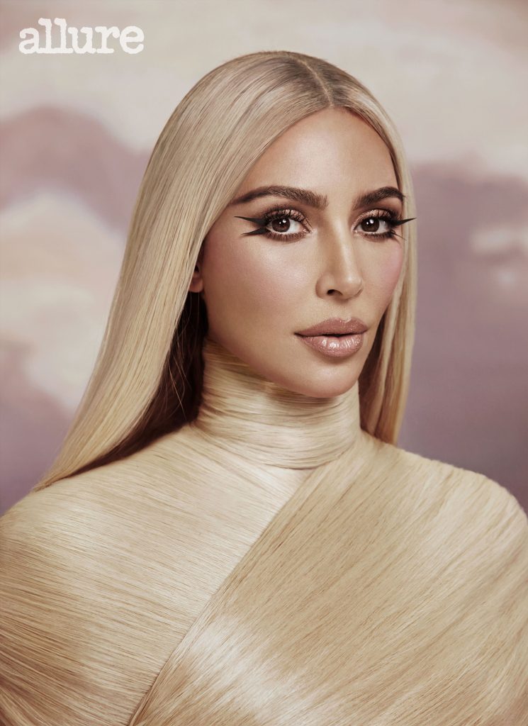 Kim Kardashian bestreitet in der neuen Ausgabe von Allure die Verwendung von falschen Wimpern oder Füllstoffen