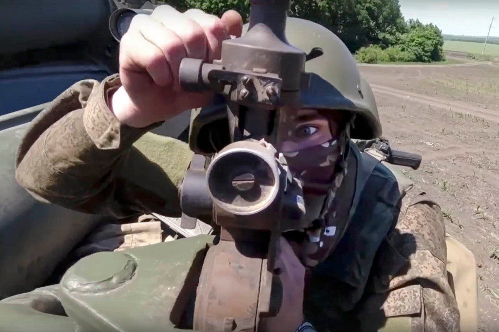 Russische Artillerie bereitet sich darauf vor, an einem unbekannten Ort auf ukrainische Streitkräfte zu schießen.