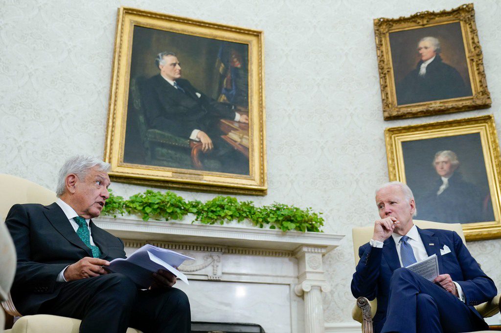 Präsident Joe Biden hört zu, wie der mexikanische Präsident Andres Manuel Lopez Obrador spricht.