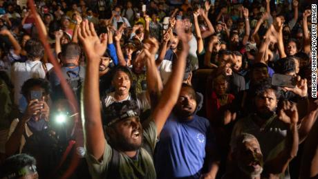 Menschen in Colombo, Sri Lanka, feiern den Rücktritt von Präsident Gotabaya Rajapaksa am 14. Juli.