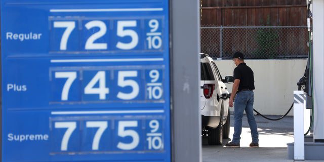 Gaspreise über 7,00 USD pro Gallone werden am 25. Mai 2022 in Menlo Park, Kalifornien, an einer Chevron-Tankstelle angezeigt.  (Justin Sullivan/Getty Images)