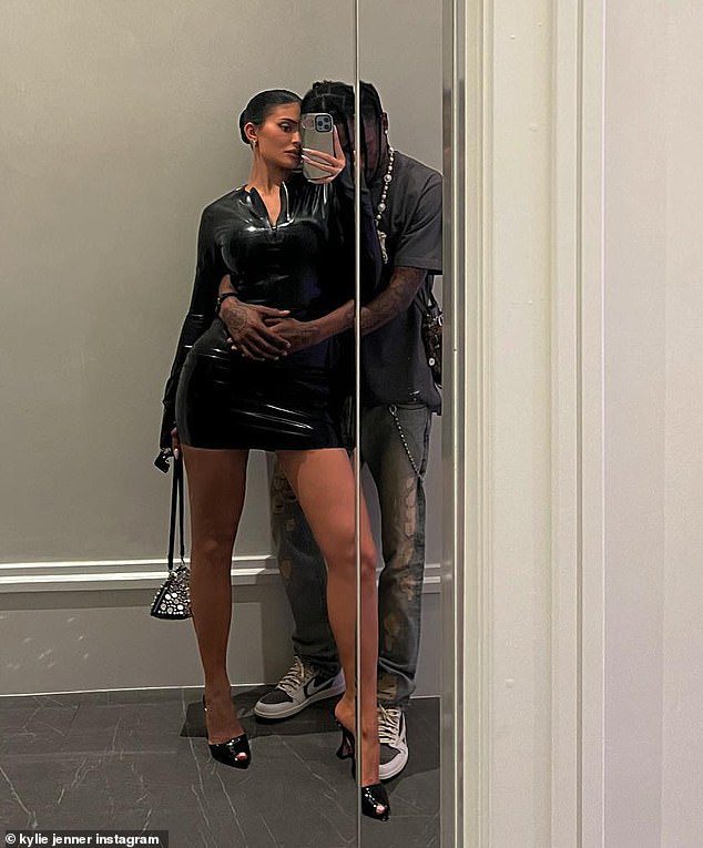 Zuneigung zeigen: Kylie und Travis waren bezaubernd in einem kürzlich erschienenen Selfie, das in den sozialen Medien geteilt wurde