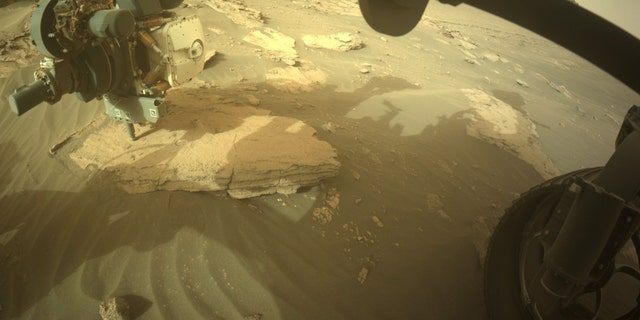 Die NASA-Raumsonde Mars Perseverance hat dieses Bild des vorderen Bereichs mit der Frontkamera auf dem Rücken aufgenommen, um rechtsseitigen Gefahren auszuweichen A.  .