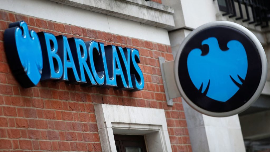 Barclays meldet Gewinnrückgang, nachdem es in den Vereinigten Staaten einen kostspieligen Handelsfehler erlitten hat