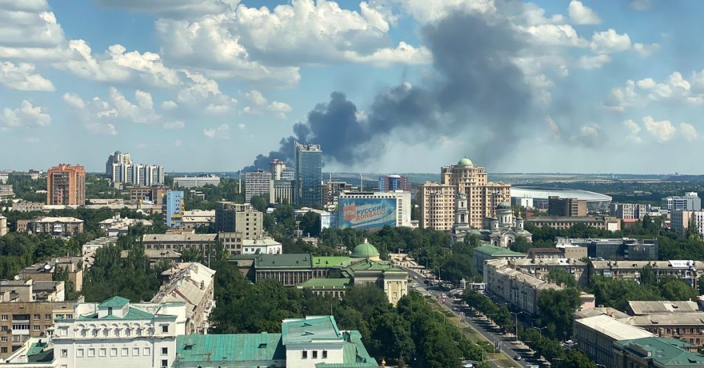 Russland bombardiert das ukrainische Donezk, nachdem es die Region Luhansk erobert hat