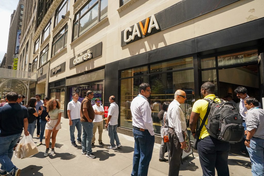 Cava am Broadway wurde bewertet als "Es ist schwer, in ganz Manhattan hineinzukommen" Wegen der notorisch langen Mittagsschlangen. 