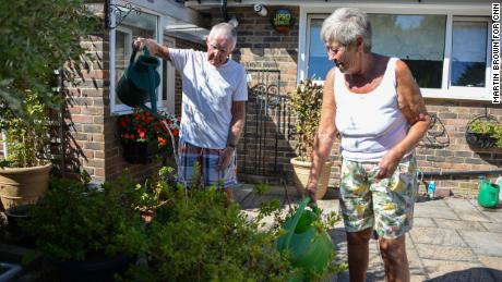 David und Margaret Miller gießen ihre Pflanzen in ihrem Haus in Edinbridge.