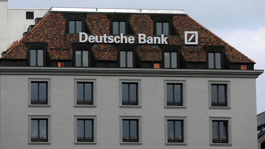 Logo auf dem Gebäude der Deutschen Bank