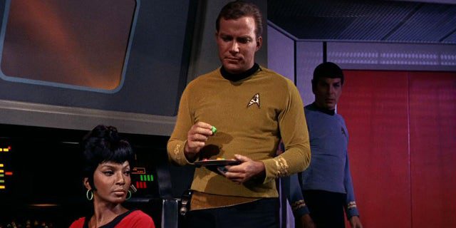 Nichelle Nichols (links, als Uhura) und William Shatner (als Captain James T. Kirk) auf der Brücke der USS Enterprise in einer Szene aus "Mann Falle" Die erste Folge von "Star Trek," die am 08.09.1966 ausgestrahlt wurde.