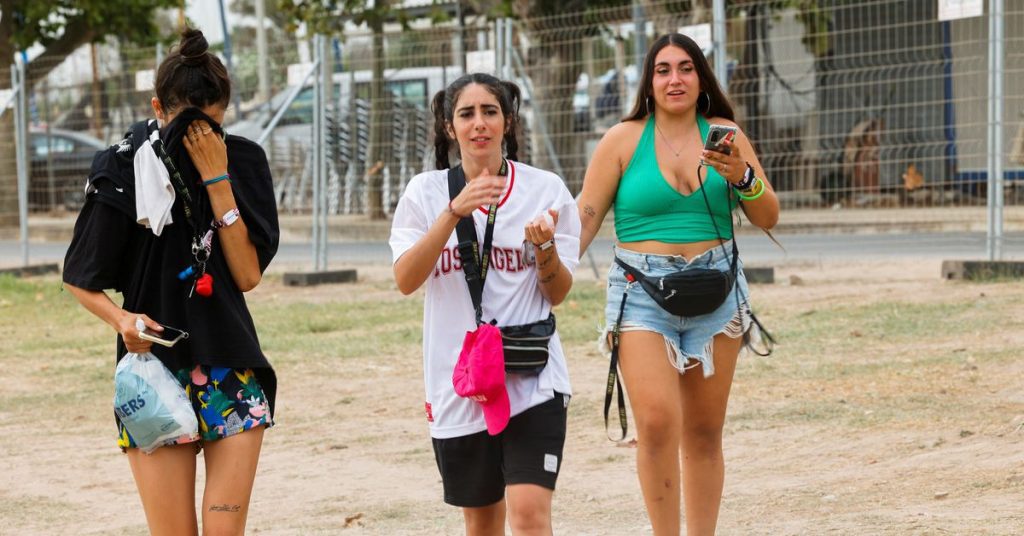 Eine Person wurde getötet und Dutzende verletzt, als starke Winde beim Spanien-Festival eine Plattform zum Einsturz brachten