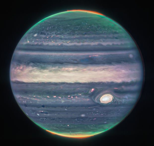 Auf diesen Bildern des James-Webb-Weltraumteleskops sticht Jupiters großer roter Fleck hell hervor.