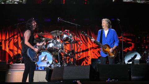 Grohl und McCartney treten bei der ersten von zwei Hawkins-Ehrungen auf. 