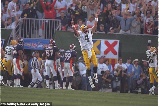 Favre ist der Gewinner der NFL Hall of Famer und des Super Bowl im Jahr 1998 (im Bild) mit den Packers