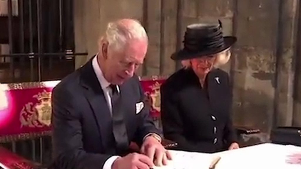 König Charles bringt seinen eigenen Stift mit, um zu unterschreiben, nachdem Tinte ausgelaufen ist