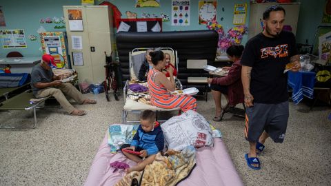 Hurrikan-Evakuierte suchen Zuflucht in einer öffentlichen Schule in Guayanila, Puerto Rico.