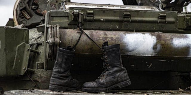 Ein beschädigtes russisches Militärfahrzeug und Stiefel sind nach dem Abzug der russischen Streitkräfte zu sehen, während der russisch-ukrainische Krieg am 14. September 2022 in Izyum, Oblast Charkiw, Ukraine, weitergeht.