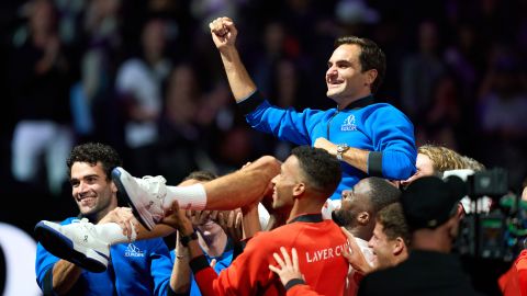 Roger Federer wird nach dem Laver-Cup-Tennismatch abgehoben. 