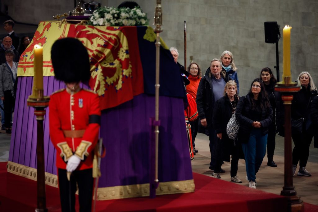 Königliche Särge, wie die von Queen Elizabeth, sind mit Blei ausgekleidet.  Hier ist der Grund