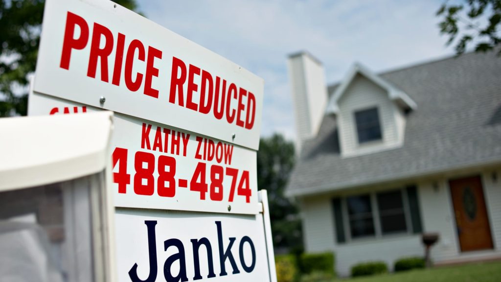 Mehr Hausverkäufer senken den Angebotspreis, da sich der Immobilienmarkt verlangsamt