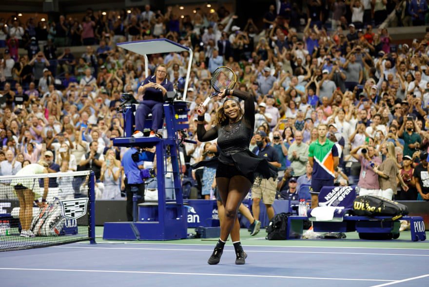 Serena Williams hebt ihren Schläger und Arm in die Menge, als sie nach ihrem Sieg auf dem Platz steht