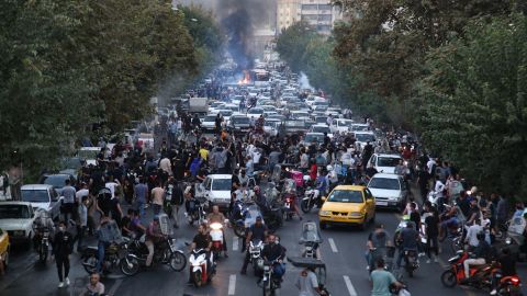 Ein Foto, das AFP am 21. September 2022 außerhalb des Iran erhalten hat, zeigt iranische Demonstranten auf den Straßen von Teheran während eines Protestes von Lamhasa Amini, Tage nach ihrem Tod in Polizeigewahrsam.