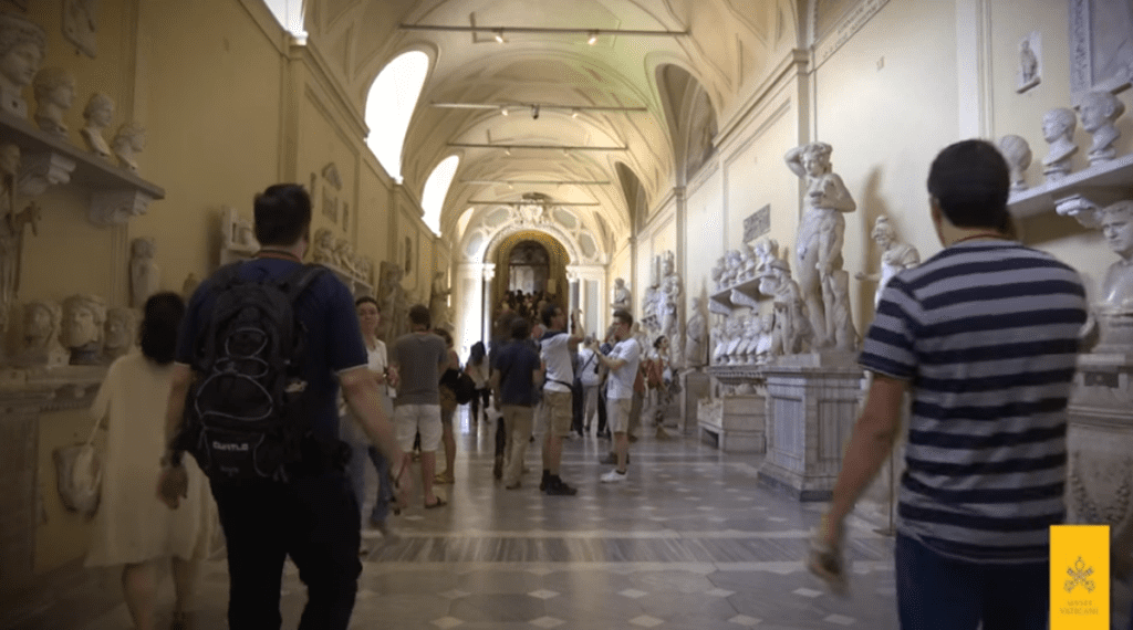 Amerikanischer Tourist verhaftet, nachdem er antike römische Skulpturen zertrümmert hatte, als Reaktion darauf, dass er den Papst nicht im Vatikan gesehen hatte