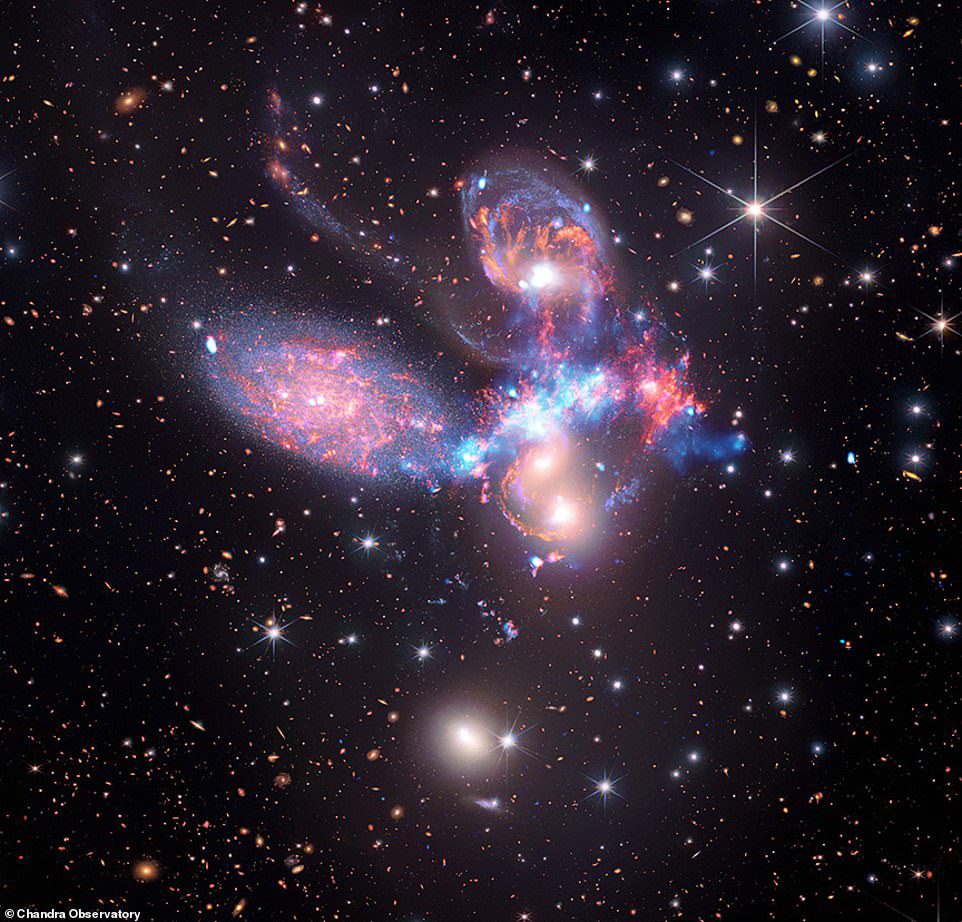 Die vier Galaxien in Stefans Pentagramm (oben) durchlaufen einen komplizierten Tanz, der von der Schwerkraft entworfen wurde