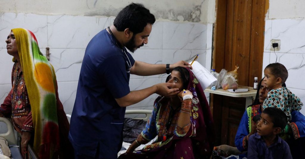 Das pakistanische Krankenhaus versinkt, als sich durch Wasser übertragene Krankheiten ausbreiten