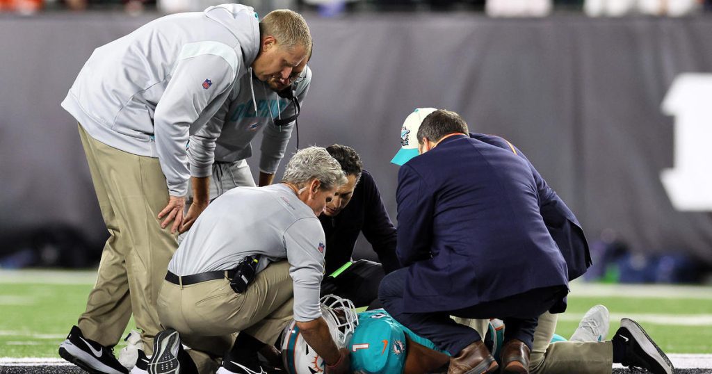 Dolphins-Mittelfeldspieler Tua Tagovailoa, bei dem eine Gehirnerschütterung diagnostiziert wurde, ist nach seiner Entlassung aus dem Krankenhaus nach Miami zurückgekehrt