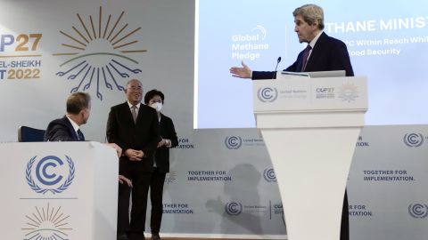 Der US-Klimabotschafter John Kerry gestikuliert auf dem COP27-Gipfel seinem chinesischen Amtskollegen Xie Zhenhua.