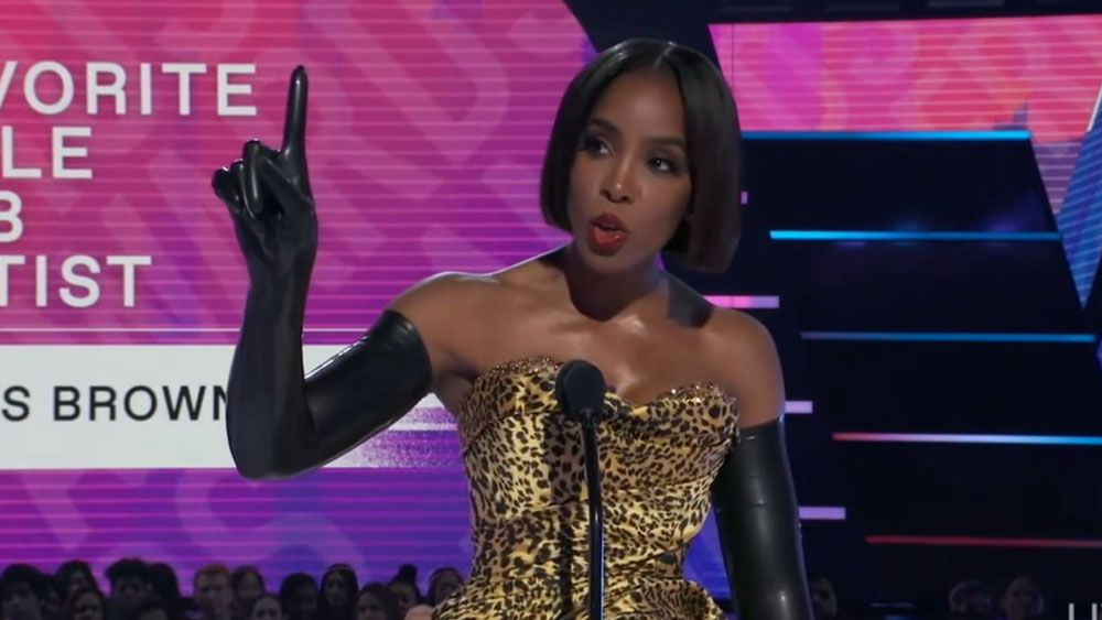 Kelly Rowland fordert die AMA-Menge auf, „Ihre Nerven zu beruhigen“, nachdem Boos und inmitten von Michael Jacksons Hommage an Chris Brown abgesagt wurden