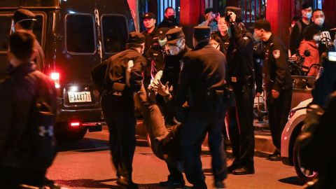 Die Polizei hat am Sonntagabend einen Demonstranten in Shanghai festgenommen.