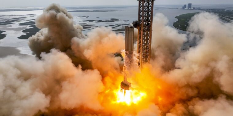 SpaceX 11 zündete einen Motor, während es eine massive orbitale Testrakete vorbereitete