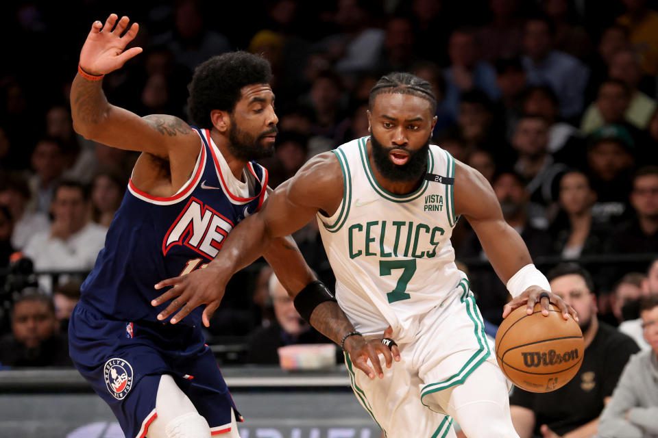 Boston Celtics-Torhüterin Jaylen Brown kontrolliert den Ball gegen Brooklyn Nets-Wache Keri Irving