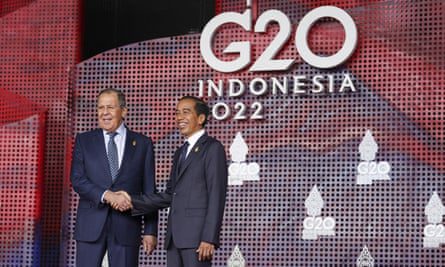 Der russische Außenminister Sergej Lawrow begrüßt den indonesischen Präsidenten Joko Widodo bei seiner Ankunft zum G20-Gipfel in Bali.