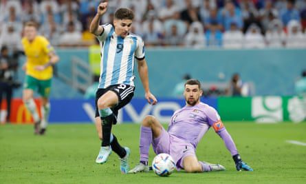 Julian Alvarez übernimmt den Ball von Australiens Torhüter Matthew Ryan, um Argentiniens Führung zu verdoppeln.