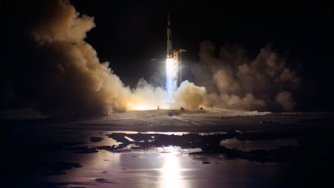 Die 363 Fuß hohe Saturn-V-Rakete ist am 7. Dezember 1972 um 00:33 Uhr ET im Kennedy Space Center in Florida ausgestellt. Apollo 17 war die letzte Mondlandemission im Apollo-Programm der NASA. 