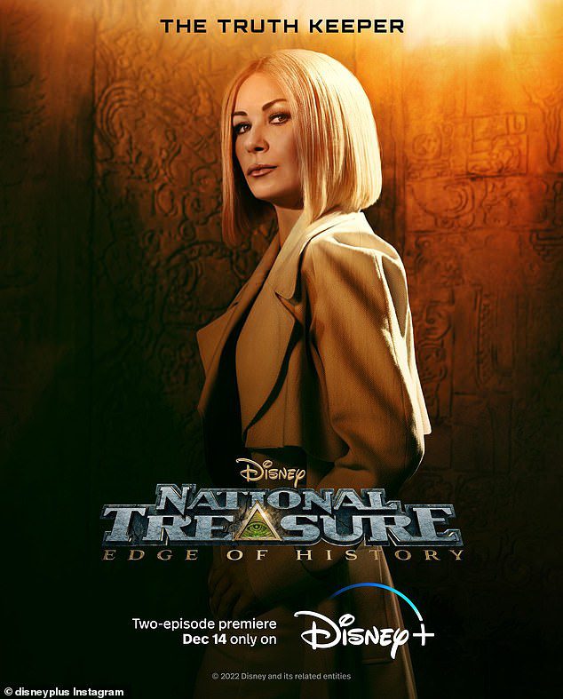 Änderung: Zeta-Jones tauscht in National Treasure: Edge of History, das am 14. Dezember auf Disney+ erscheint, Morticias charakteristisches schwarzes Haar gegen blondes Haar und glatte Khakis ein
