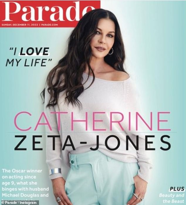 Immer noch hinreißend: Catherine Zeta-Jones enthüllte ihr neues Cover von Parade in einer schicken schulterfreien Jacke und einer türkisfarbenen Hose