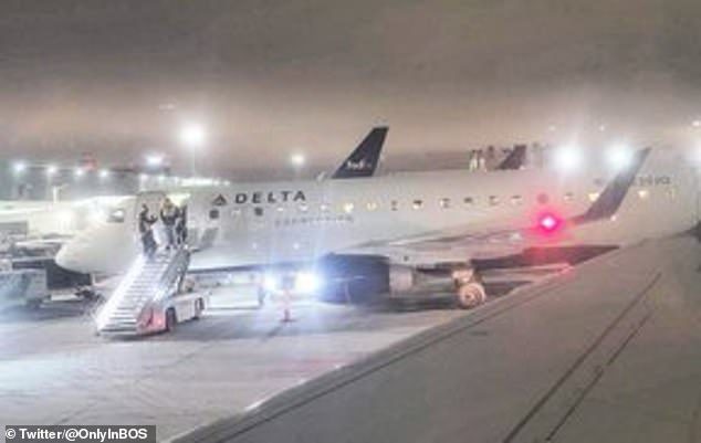 Der massive Rückstand bei der Entfernung des Treibstoffs zum Flugzeug führte dazu, dass die Passagiere nicht von Bord gehen konnten