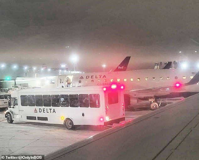 Der Schnee hat bereits dazu geführt, dass 36 Flüge von Boston annulliert wurden, wobei einige Passagiere bis zu sechs Stunden lang von ihren Flugzeugen suspendiert wurden