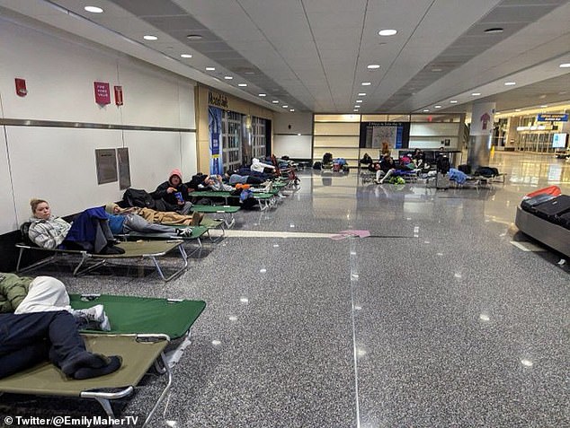 Passagiere, von denen einige mehr als 12 Stunden am Flughafen Logan festsaßen, sagten, alle Hotels seien ausgebucht und die Flugbesatzungen hätten Kinderbetten auf den Flughafenboden gestellt.