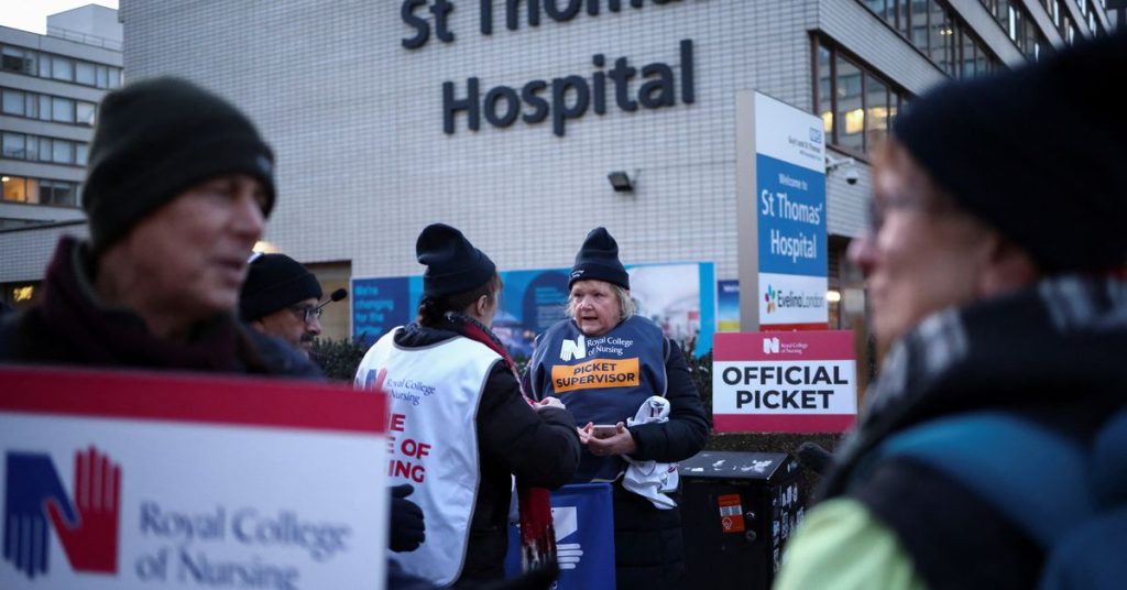 „Was für ein tragischer Tag“: Britische Krankenschwestern streiken wegen erbittertem Lohnstreit