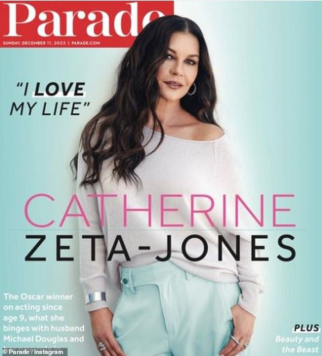 Immer noch hinreißend: Catherine Zeta-Jones enthüllte ihr neues Cover von Parade in einer schicken schulterfreien Jacke und einer türkisfarbenen Hose