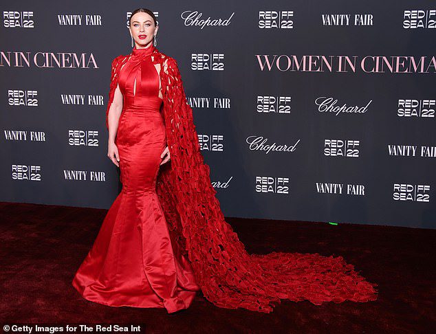 Toll!  Julianne Hough, 34, entschied sich für ein leuchtend rotes Kleid, als sie an einer Gala teilnahm 